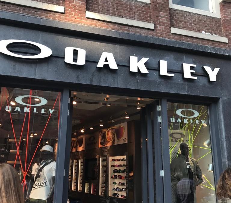 Gevelletters Oakley Store Amsterdam